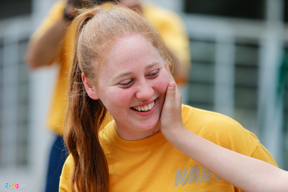 Thuỷ thủ Mỹ hào hứng vui đùa cùng trẻ nạn nhân chất độc da cam